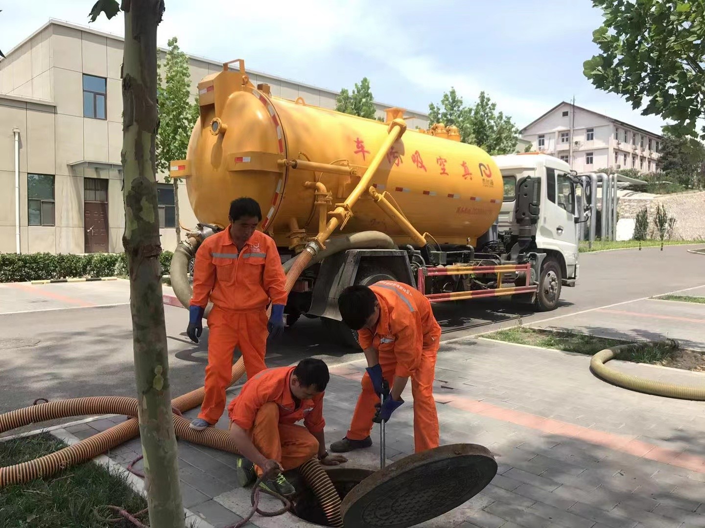 赤水管道疏通车停在窨井附近