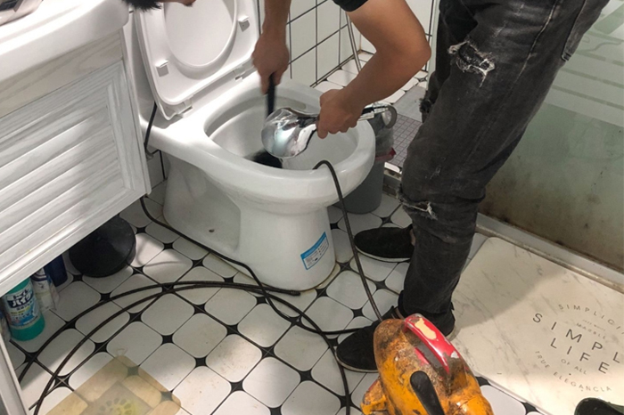 赤水马桶堵塞自己疏通还是找师傅?专业上门服务让你省时更省心